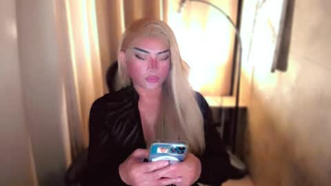 Snapshot of queenarthalia chatting on 02-28-25, 06:10 ARTHA online show from 02-28-25, 06:10