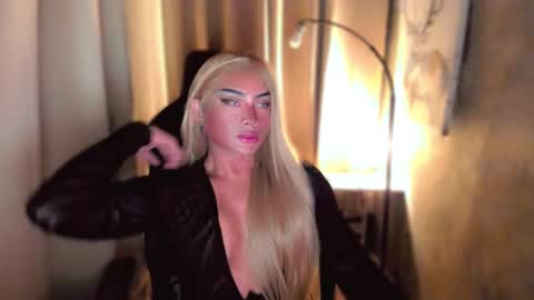 Snapshot of queenarthalia chatting on 02-28-25, 09:15 ARTHA online show from 02-28-25, 09:15