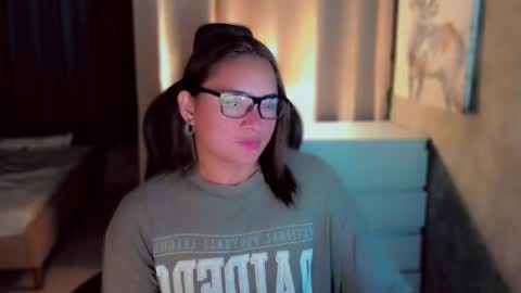 Snapshot of queenarthalia chatting on 11-17-25, 04:18 ARTHA online show from 11-17-25, 04:18