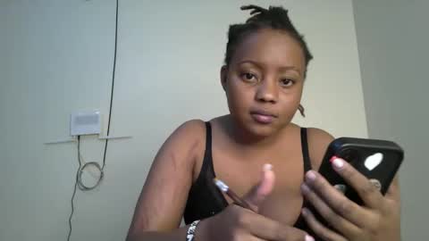 Snapshot of queenbeiby05 chatting on 10-22-25, 06:07 queen online show from 10-22-25, 06:07