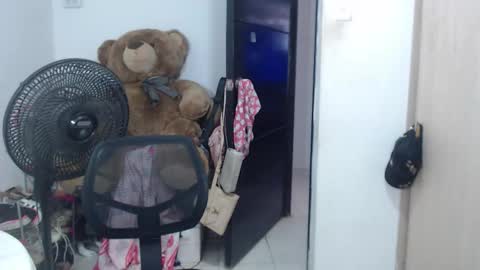 queeniediana online show from 12-19-25, 02:02