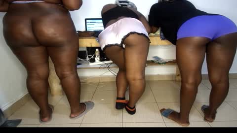 Snapshot of queenkiah chatting on 03-22-26, 03:26 Nina online show from 03-22-26, 03:26