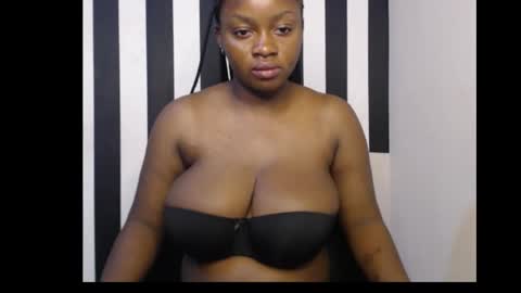 Snapshot of queenofalltest chatting on 10-16-25, 12:33 Zoey online show from 10-16-25, 12:33