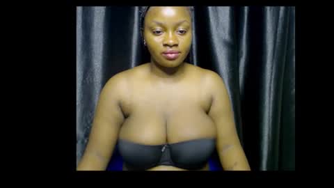 Snapshot of queenofalltest chatting on 10-17-25, 01:09 Zoey online show from 10-17-25, 01:09