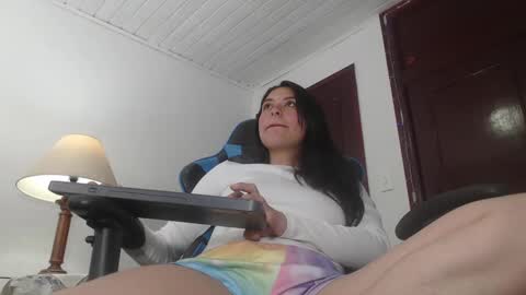 Snapshot of queenpink777 chatting on 09-30-25, 01:38 Rose online show from 09-30-25, 01:38