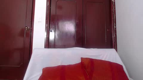 Snapshot of queenpink777 chatting on 10-23-25, 07:01 Rose online show from 10-23-25, 07:01