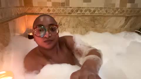 Queen Hilarity online show from 02-17-26, 04:42