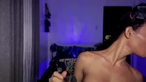 Snapshot of queenvalentinats chatting on 10-17-25, 01:53 ValentinaMoone online show from 10-17-25, 01:53