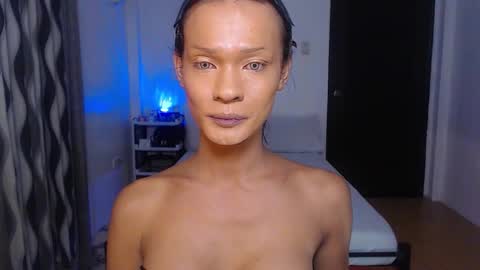 Snapshot of queenvalentinats chatting on 11-24-25, 01:27 ValentinaMoone online show from 11-24-25, 01:27