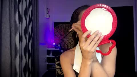 Snapshot of queenvalentinats chatting on 12-22-25, 06:05 ValentinaMoone online show from 12-22-25, 06:05