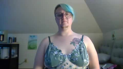 Snapshot of queerlyjaz chatting on 10-08-25, 01:36 queerlyjaz online show from 10-08-25, 01:36