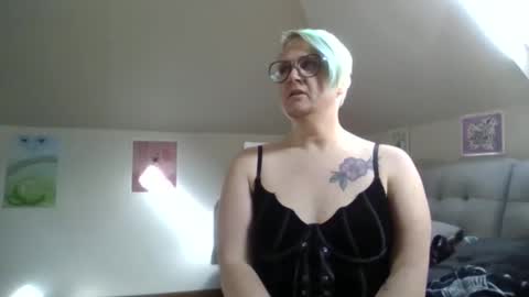 Snapshot of queerlyjaz chatting on 10-25-25, 06:13 queerlyjaz online show from 10-25-25, 06:13