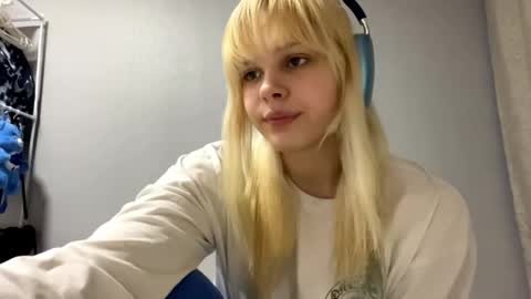 Eshly online show from 04-12-26, 12:21