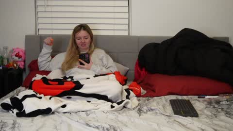 Snapshot of ramichick chatting on 01-22-25, 01:31 Rami online show from 01-22-25, 01:31