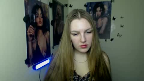 Snapshot of raspberry0101 chatting on 11-22-25, 01:43 raspberry0101 online show from 11-22-25, 01:43