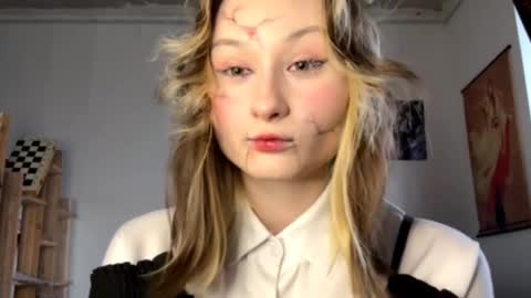 Snapshot of ravenamesbury chatting on 10-31-25, 08:15 Lilith online show from 10-31-25, 08:15