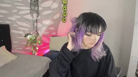 Snapshot of ravencollen chatting on 10-19-25, 12:28 ravencollen online show from 10-19-25, 12:28