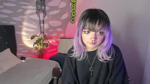 Snapshot of ravencollen chatting on 10-20-25, 02:06 ravencollen online show from 10-20-25, 02:06