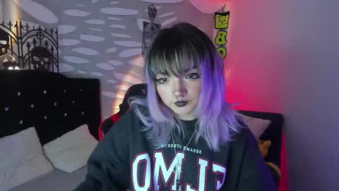 Snapshot of ravencollen chatting on 10-21-25, 12:28 ravencollen online show from 10-21-25, 12:28