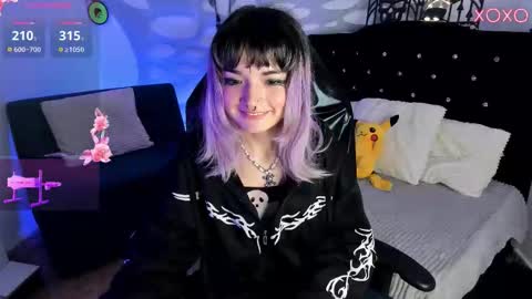 Snapshot of ravencollen chatting on 10-31-25, 02:12 ravencollen online show from 10-31-25, 02:12