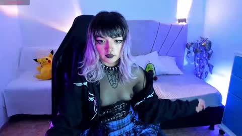 Snapshot of ravencollen chatting on 11-05-25, 01:55 ravencollen online show from 11-05-25, 01:55