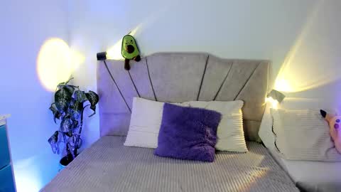 Snapshot of ravencollen chatting on 11-11-25, 01:00 ravencollen online show from 11-11-25, 01:00