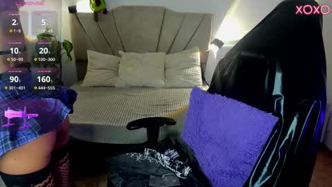 Snapshot of ravencollen chatting on 11-13-25, 12:59 ravencollen online show from 11-13-25, 12:59