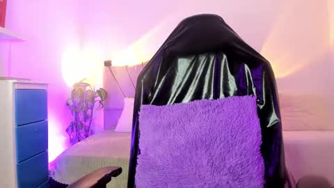 Snapshot of ravencollen chatting on 11-17-25, 01:06 ravencollen online show from 11-17-25, 01:06