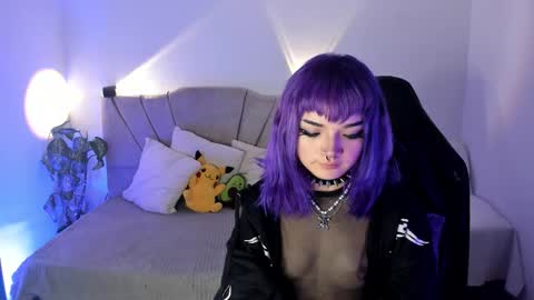 Snapshot of ravencollen chatting on 11-18-25, 12:31 ravencollen online show from 11-18-25, 12:31