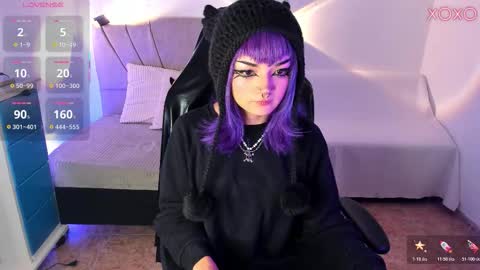 Snapshot of ravencollen chatting on 11-21-25, 01:54 ravencollen online show from 11-21-25, 01:54