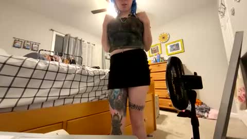 Snapshot of ravyn_xoxo chatting on 11-19-25, 04:12 Ravynn 3 online show from 11-19-25, 04:12