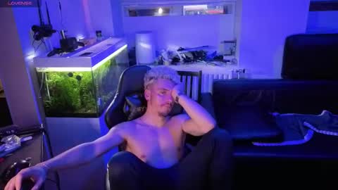 Rayzel online show from 02-18-26, 06:37