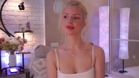 Snapshot of realcrystal chatting on 03-04-26, 06:19 Grace online show from 03-04-26, 06:19