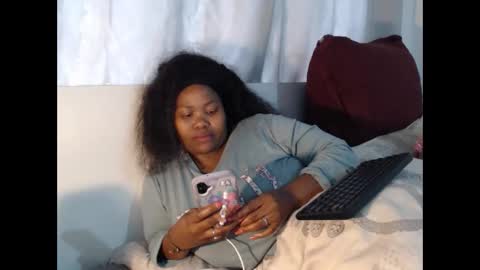 Snapshot of realsweetheart chatting on 10-18-25, 06:48 REAL1SWEETHEART online show from 10-18-25, 06:48