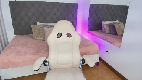 Snapshot of rebeca_cortez1 chatting on 01-17-25, 03:23 I invite you to my birthday on November 3th online show from 01-17-25, 03:23