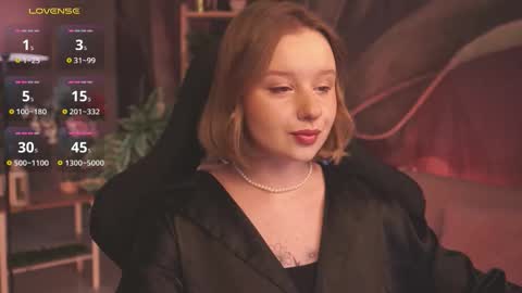 Snapshot of red_queeen chatting on 11-28-25, 11:18 QUEEN OF EVIL online show from 11-28-25, 11:18