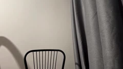 Snapshot of redbullvibe chatting on 12-18-25, 12:33 Mia online show from 12-18-25, 12:33