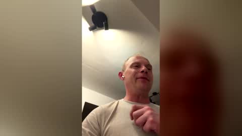 Snapshot of rene_brulee chatting on 12-19-25, 01:23 rene_brulee online show from 12-19-25, 01:23