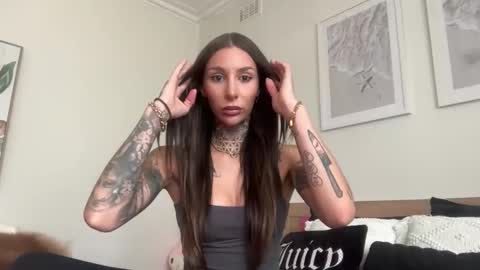 Snapshot of reneeafterdark chatting on 10-23-25, 02:33 Renee x online show from 10-23-25, 02:33