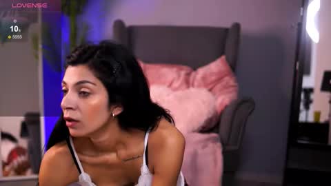 Snapshot of reneevoss chatting on 10-28-25, 05:00 Rena online show from 10-28-25, 05:00