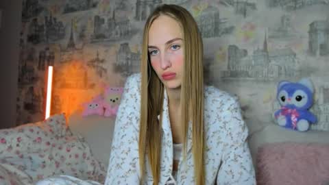Snapshot of renewalri chatting on 10-19-25, 10:27 Rina online show from 10-19-25, 10:27
