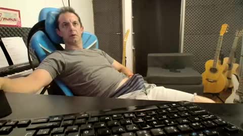 Snapshot of renzorrock chatting on 01-12-25, 01:27 Rock Star online show from 01-12-25, 01:27