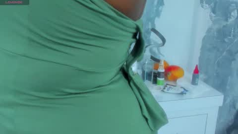 Snapshot of rianamanson chatting on 10-19-25, 09:04 Riana online show from 10-19-25, 09:04