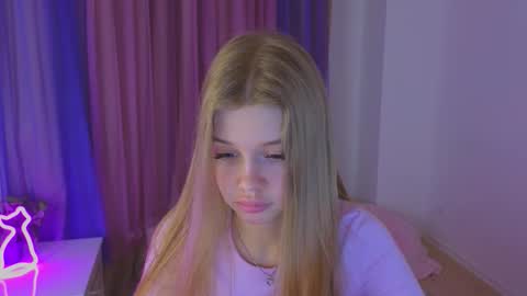 Snapshot of riinaaa chatting on 10-19-25, 08:42 Rina online show from 10-19-25, 08:42