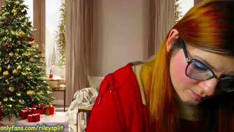 Snapshot of rileycomely chatting on 12-21-24, 01:36 RileyComely online show from 12-21-24, 01:36