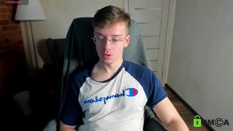 Snapshot of rishu_ chatting on 11-28-25, 10:51 VAnitas online show from 11-28-25, 10:51