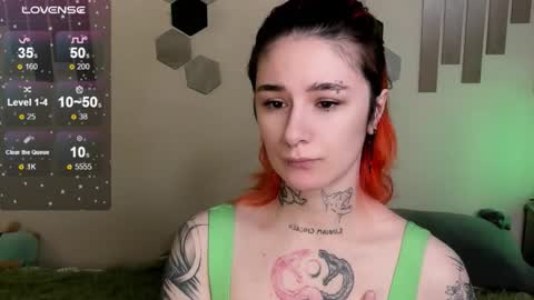 Snapshot of riskypussy chatting on 10-28-25, 02:26 MIley online show from 10-28-25, 02:26