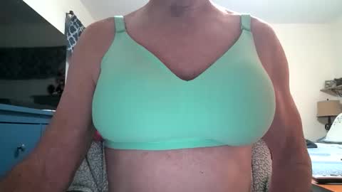 Snapshot of robert45556 chatting on 11-09-25, 08:40 robert online show from 11-09-25, 08:40