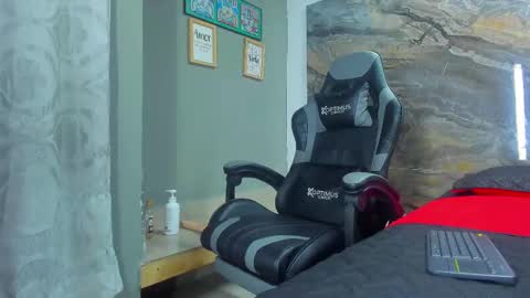 Snapshot of ronnie_777 chatting on 02-25-25, 04:14 Ronnie 777 online show from 02-25-25, 04:14