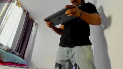 Snapshot of ronnie_777 chatting on 09-29-25, 07:19 Ronnie 777 online show from 09-29-25, 07:19